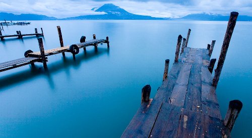 Esta es una bella imagen del lago de Atitlan de Guatemala. Lastima que no soy el autor de la misma para enviarla a participar.